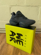 Load image into Gallery viewer, UK size 3.5 trainers