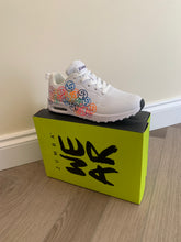 Load image into Gallery viewer, UK size 4 trainers