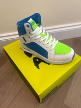Load image into Gallery viewer, UK size 7 trainers
