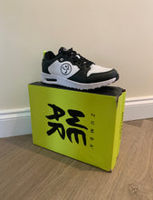 Load image into Gallery viewer, UK size 7 trainers
